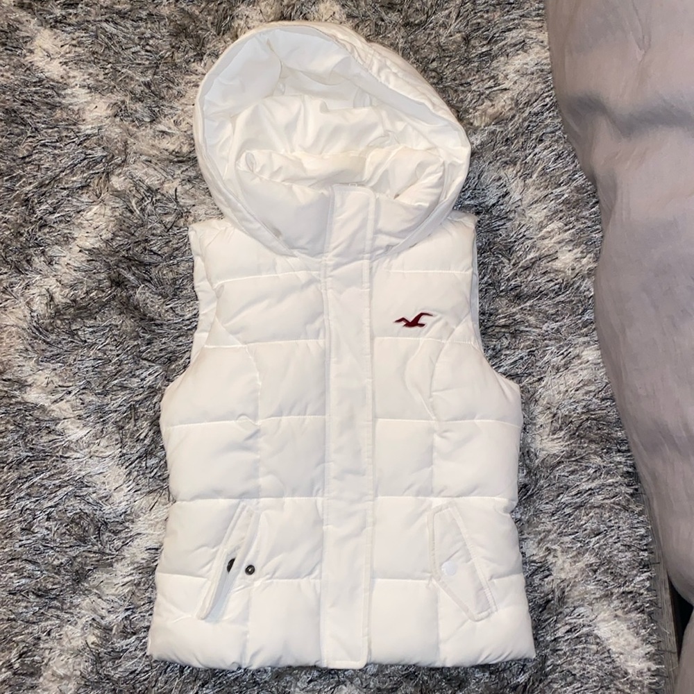 hollister white vest with a hood